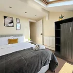 Modern 5 Bedroom House Near Lark Lane