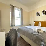 Modern 5 Bedroom House Near Lark Lane