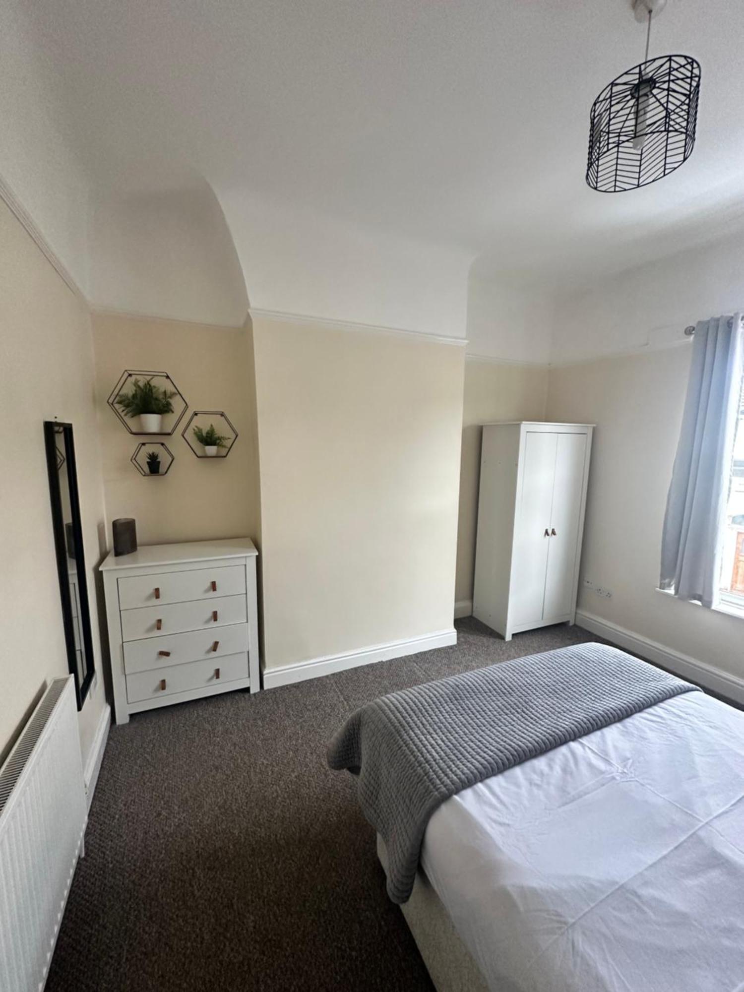 Modern 5 Bedroom House Near Lark Lane * Liverpool