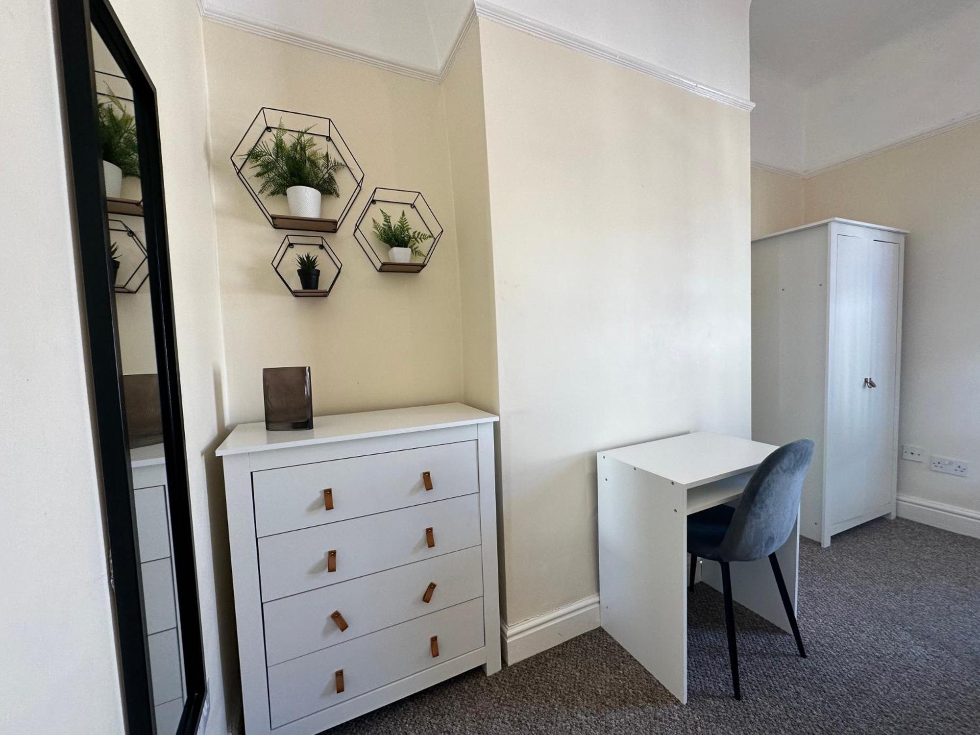 Modern 5 Bedroom House Near Lark Lane *