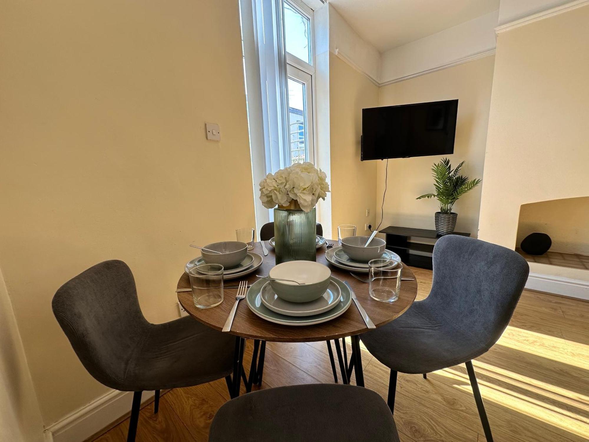 Apartment Modern 5 Bedroom House Near Lark Lane *
